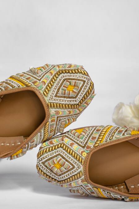 Jutti Express_Green Embroidered Qurbat Juttis _Online_at_Aza_Fashions